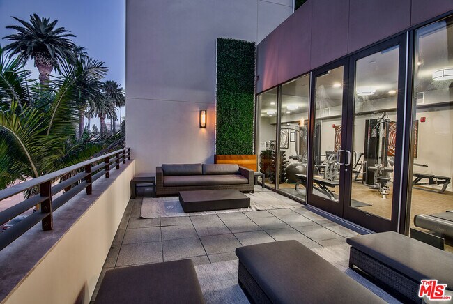 Building Photo - 447 N Doheny Dr