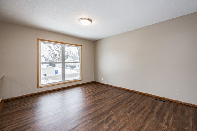 Building Photo - 6507 Laurel Ln NE