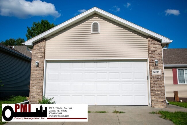 Building Photo - 3 Bedroom and 3 Bathroom Duplex. Available...