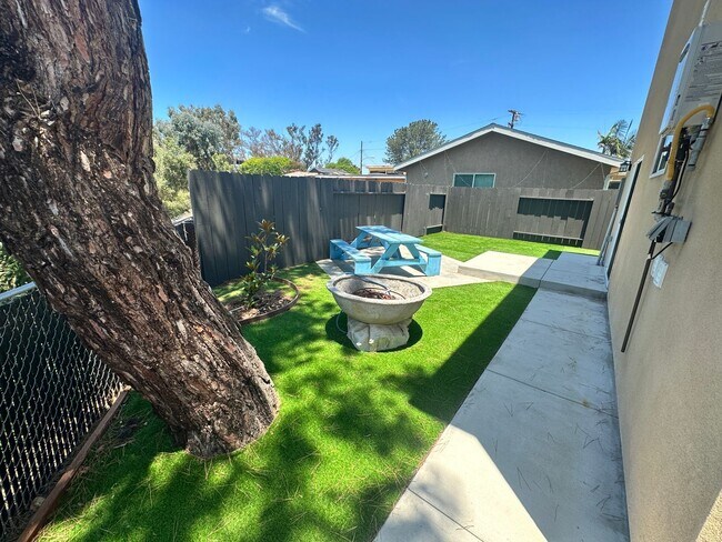 Building Photo - 4 bed house on Adobe!