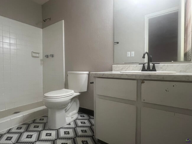 Building Photo - 409 Forest Lake Dr