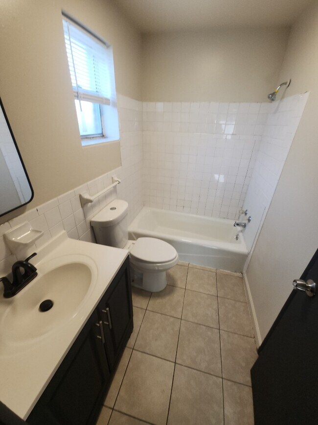 Building Photo - 9921 Sloane Square