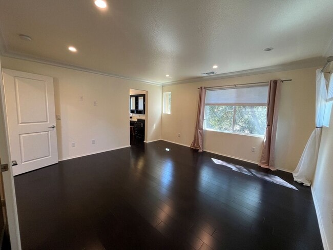 Building Photo - Newbury Park 3+2.5 w/bonus room + upgrades!