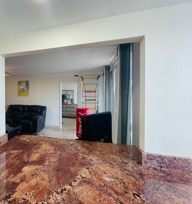 Building Photo - 1237 Hillsboro Mile