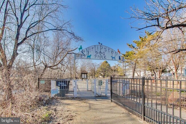 Building Photo - 4139 S Four Mile Run Dr