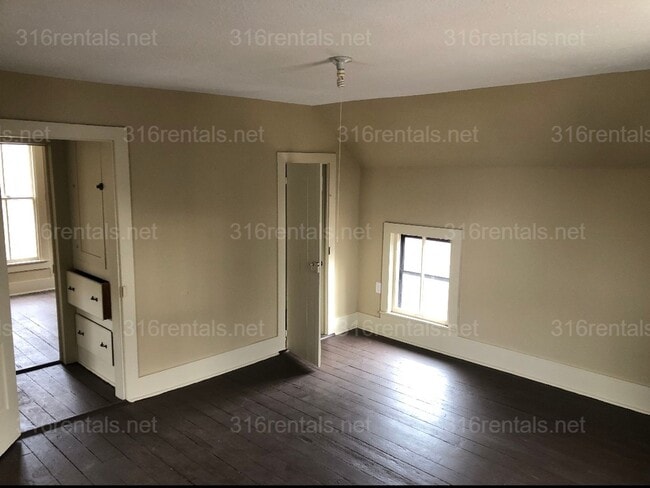 Building Photo - $1100  - 3 bed 1 bath - Single Family Home