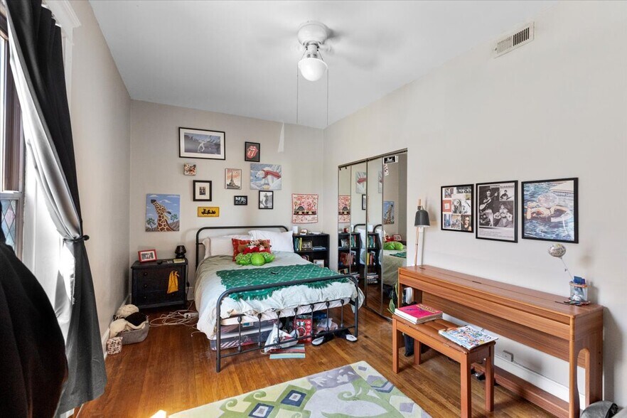 Building Photo - 4000 N Southport Ave