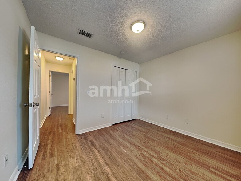 Building Photo - 914 Stallion Way