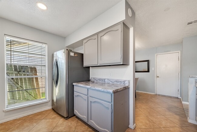 Building Photo - 2410 Colonial Ridge Dr