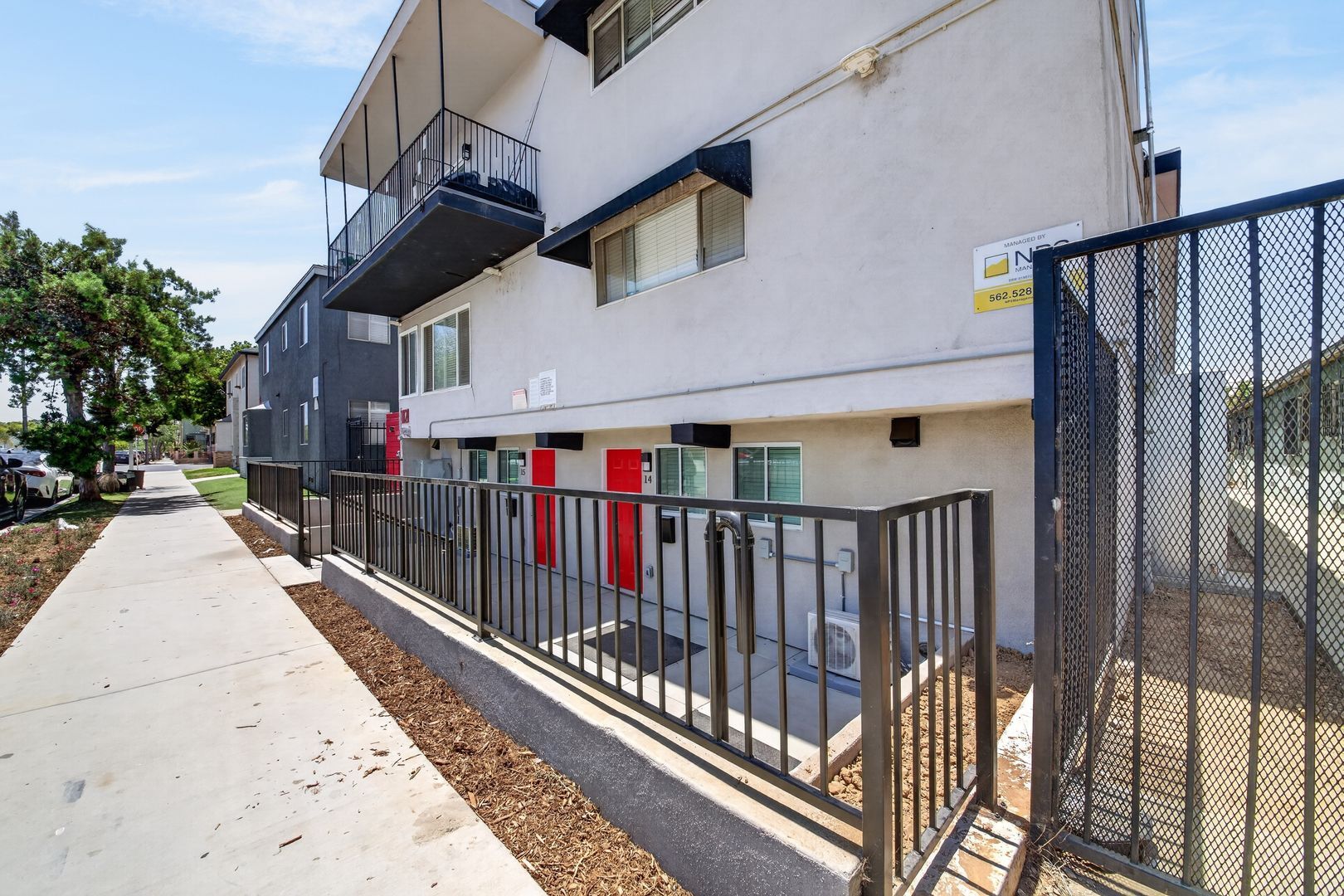 Building Photo - 1121 Daisy Ave