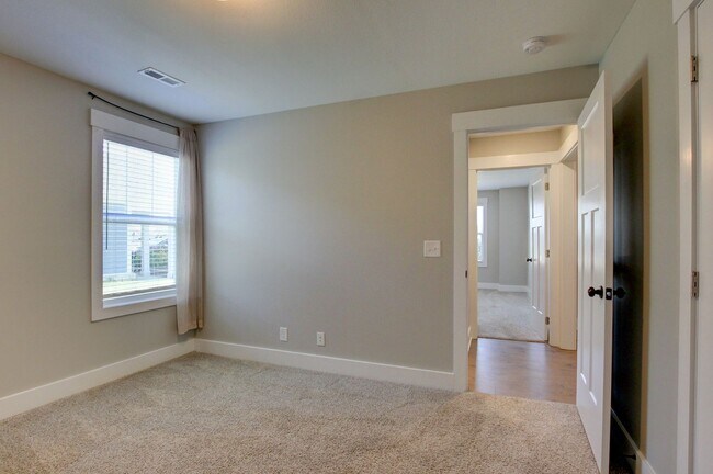 Building Photo - Fresh and Clean 3 bed/2 bath minutes from Exit 8.  Show Stopper!