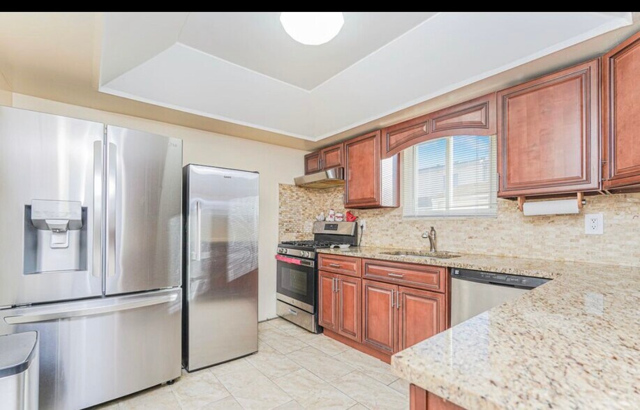Building Photo - 31 Greentree Ln