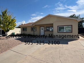 Building Photo - Beautiful Remodeled 3 Bed 2 Bath Furnished...