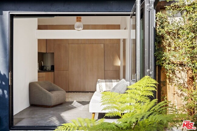 Building Photo - 601 Crestmoore Pl