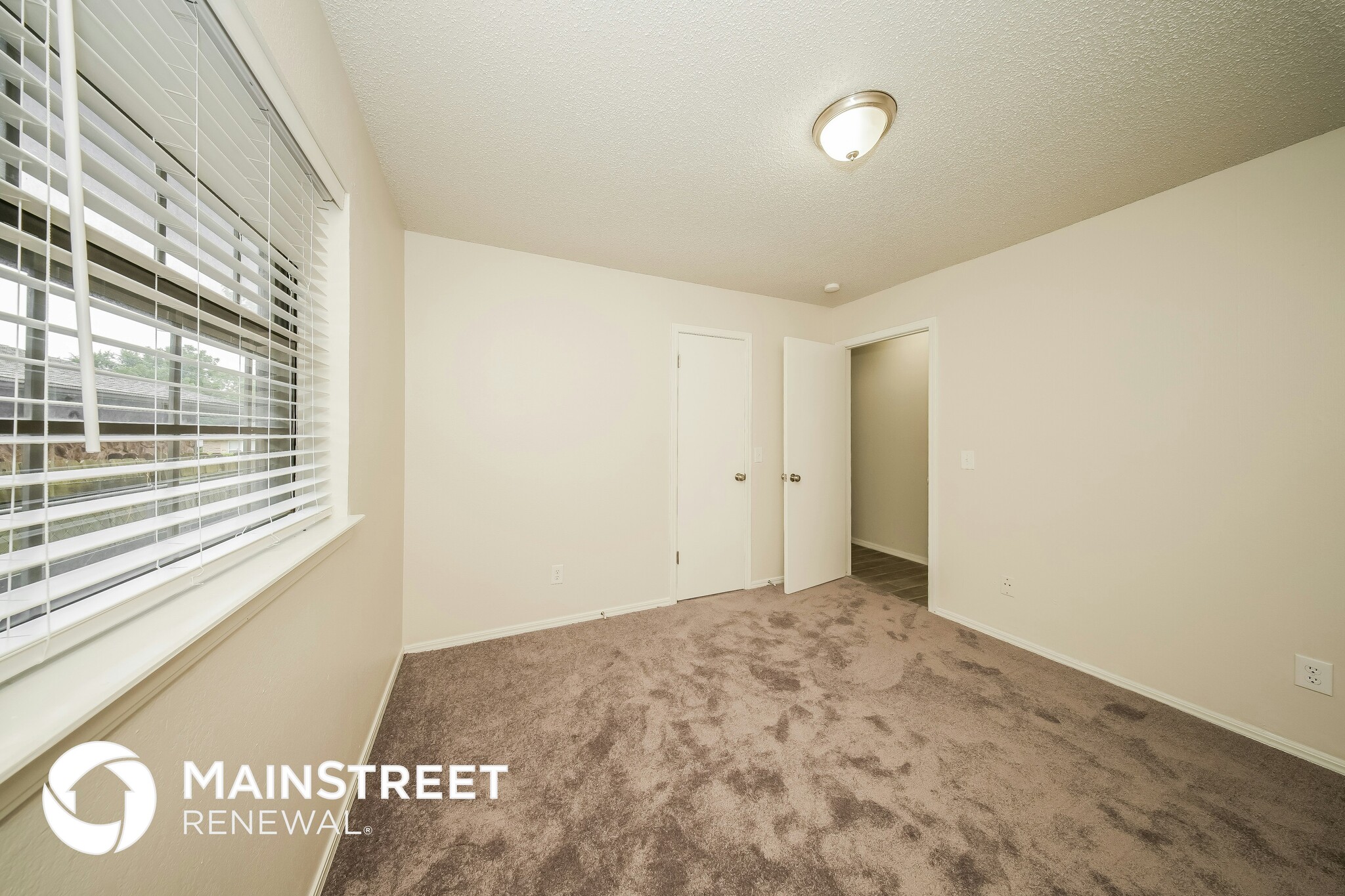 Building Photo - 9900 S Hillcrest Dr
