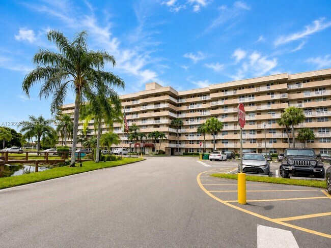 Building Photo - 250 Jacaranda Dr