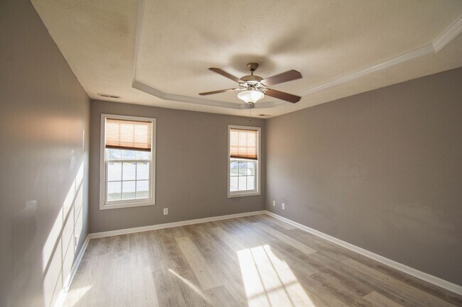 Building Photo - 5 Bedroom 3 Bathroom- Small Pets Okay
