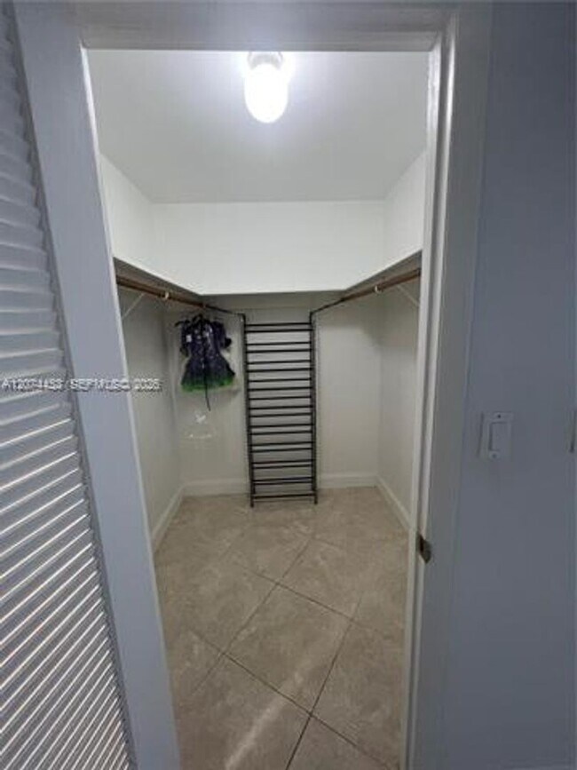Building Photo - 6039 Collins Ave