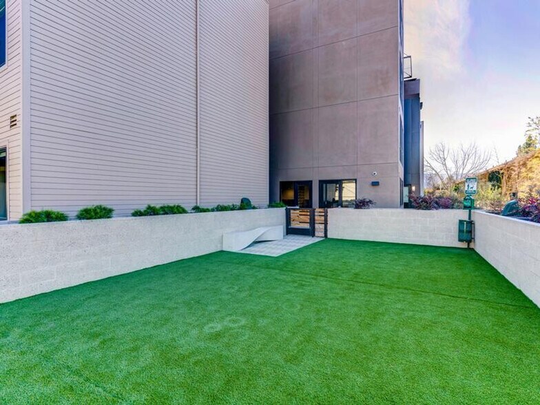 Building Photo - 4984 W El Camino Real