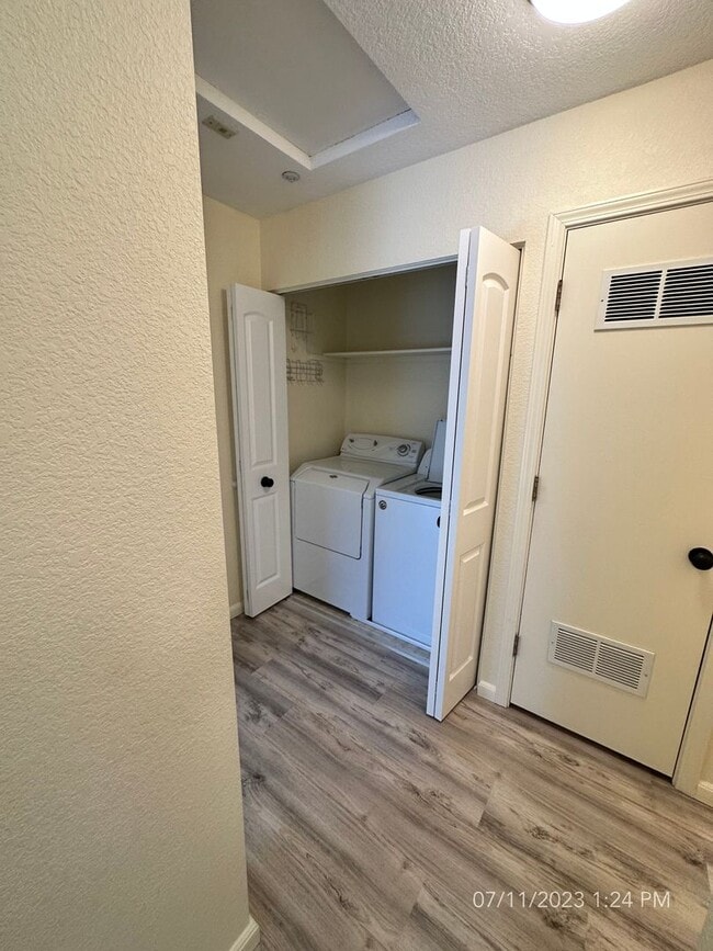 Building Photo - Upstairs One-bedroom Condo