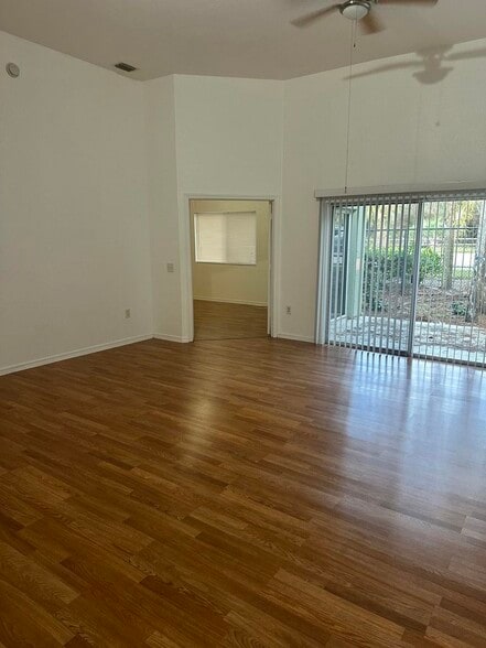 Building Photo - 220 Crestwood Cir