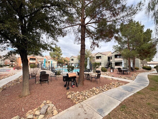 Building Photo - 2nd Floor 2 Bedroom Condo in Gated Community