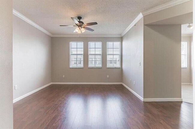 Building Photo - 533 NE 3rd Ave