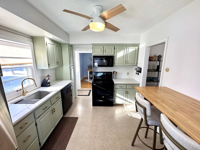 Building Photo - 4147 Yates Ave N