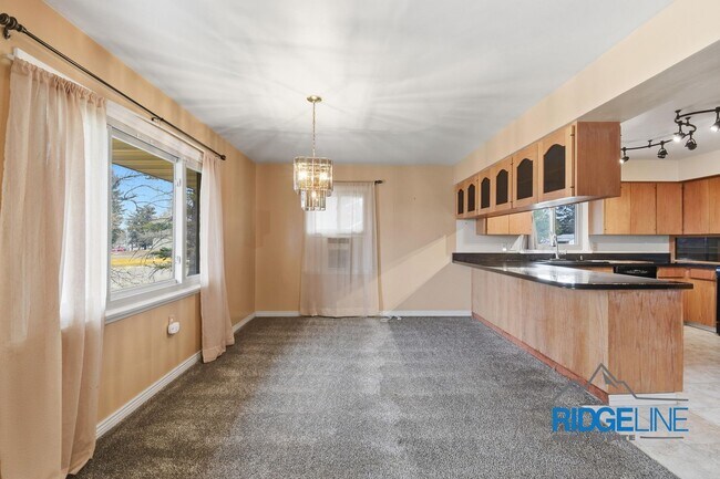 Building Photo - Sunnyside single family home with oversized 2 car garage