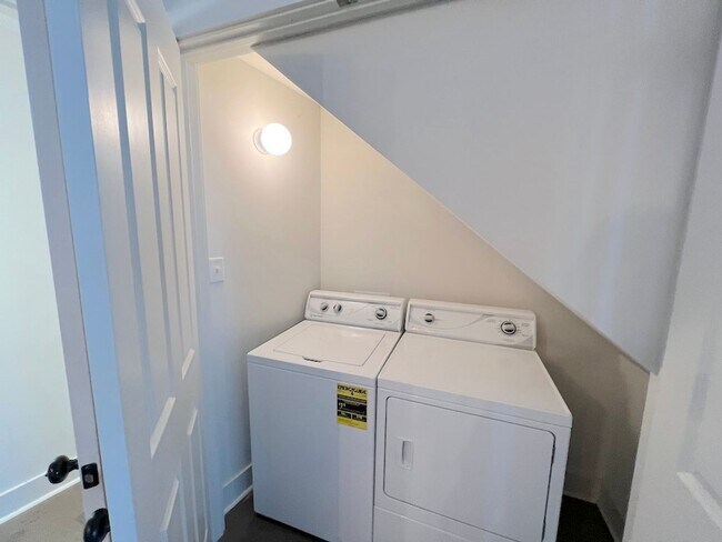 Building Photo - DIXON PARK | 2 BEDROOM | 2 BATH