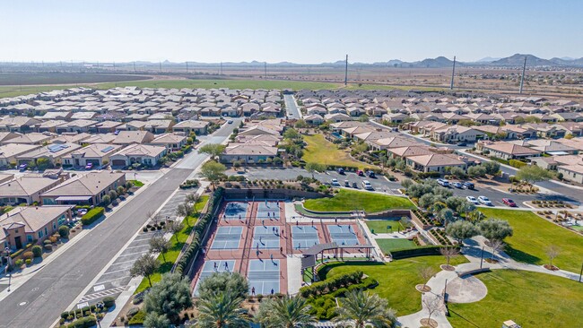 Building Photo - 180 Degrees of Golf Views