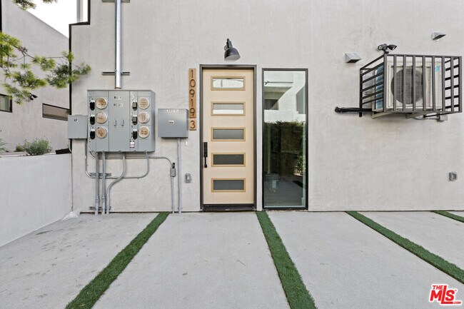 Building Photo - 10919 Hesby St