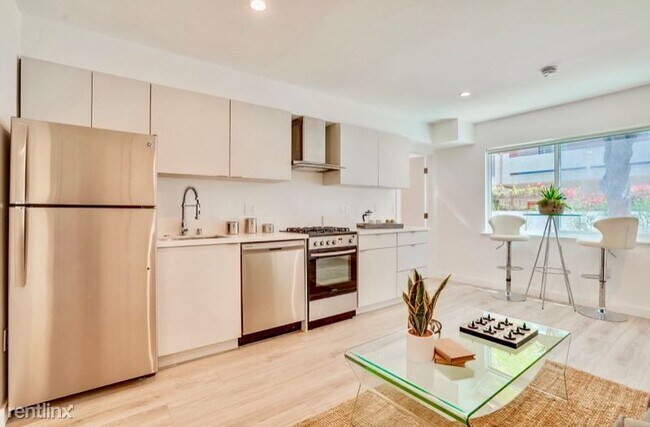 Building Photo - 2 br, 1 bath Apartment - 562 N Kenmore Ave