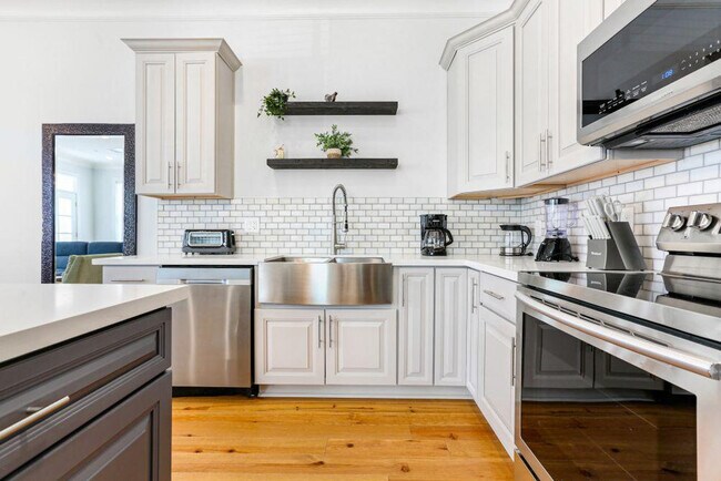 Building Photo - 1218 Carondelet St