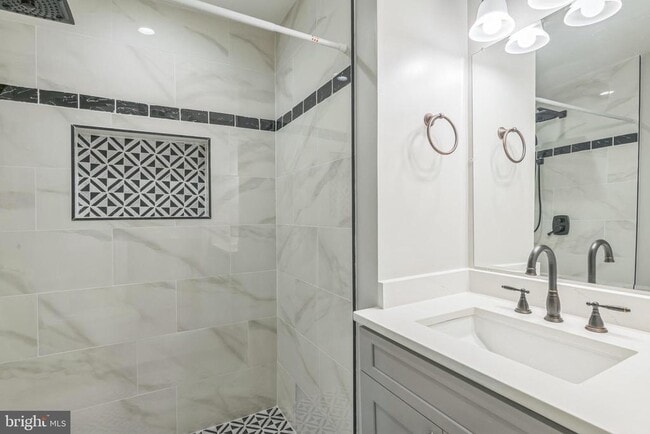 Building Photo - 400 Lake St