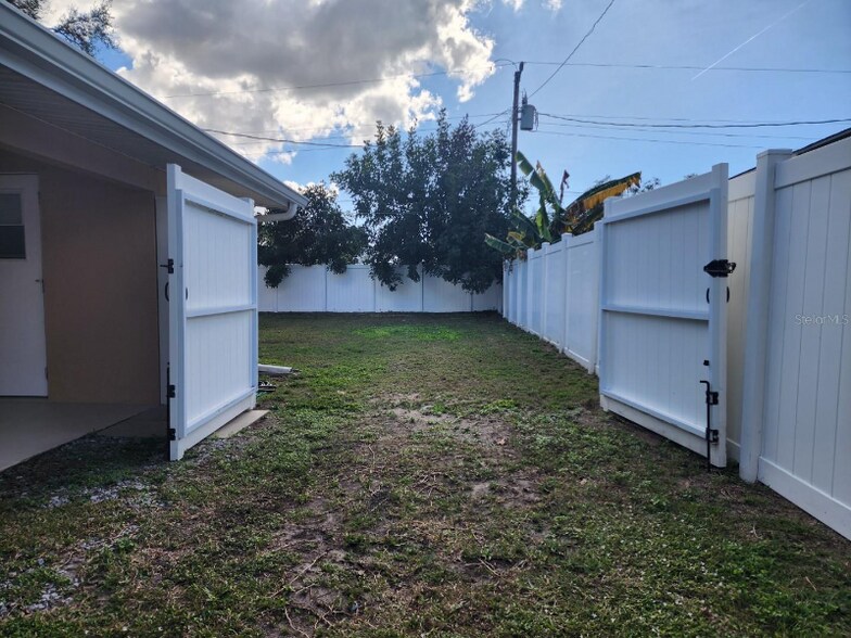 Building Photo - 3211 20th Ave W