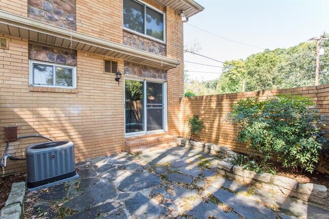 Building Photo - 120 Biscayne Dr NW