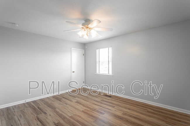 Building Photo - 8140 Holly Crest Dr