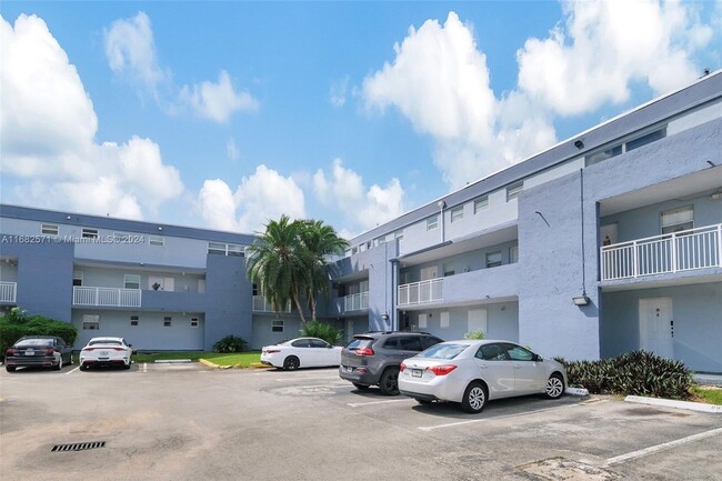 Building Photo - 9373 Fontainebleau Blvd