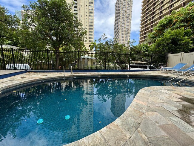 Building Photo - 2 Bed/1.5 Bath/1 Parking at Twin Towers in...