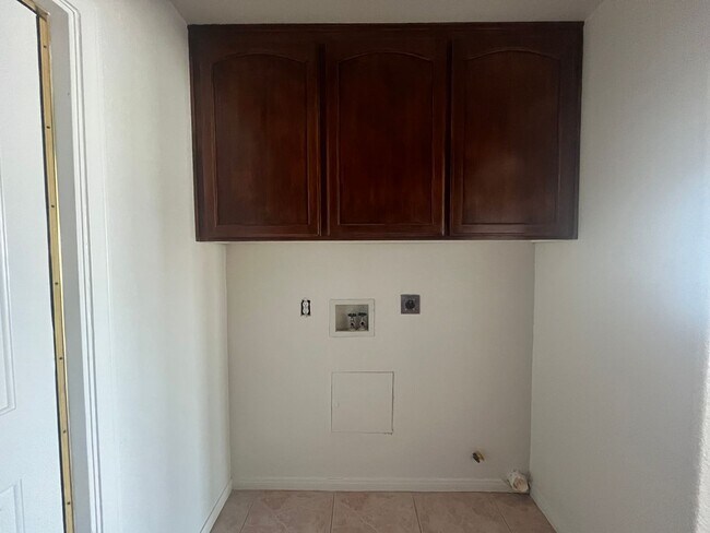 Building Photo - Lake front 3 bed 2 bth home in Helendale!