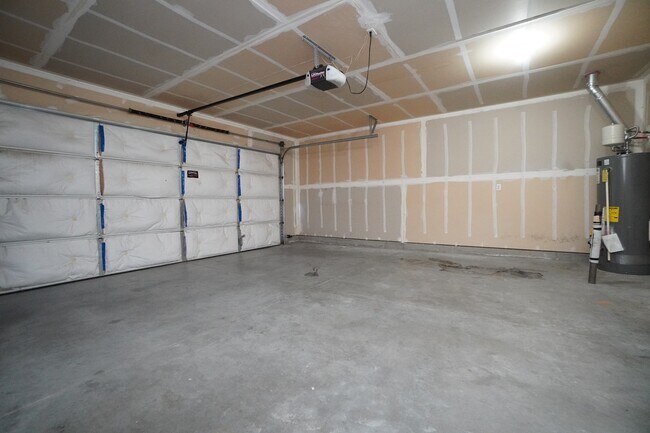 Building Photo - 16274 Silver Creek Ave