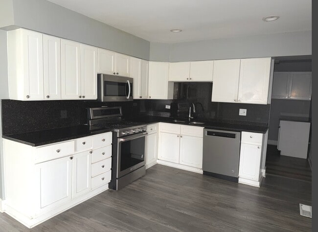 Building Photo - 595 Aberdeen St