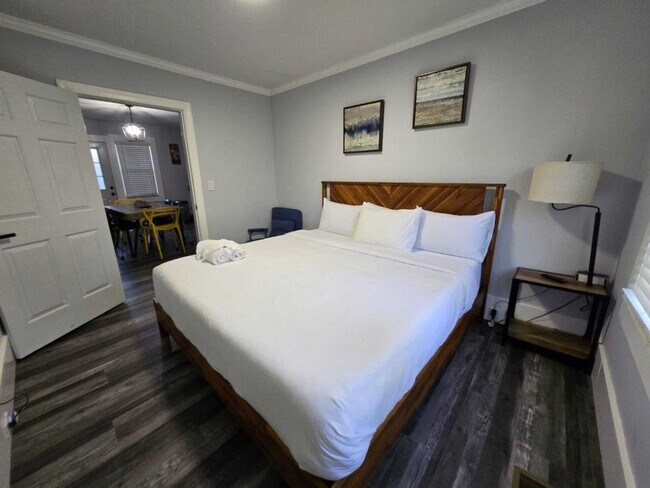 Building Photo - 820 Parkwood Ave