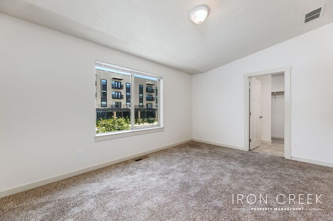 Building Photo - Open Floorplan Townhome with 3 suites