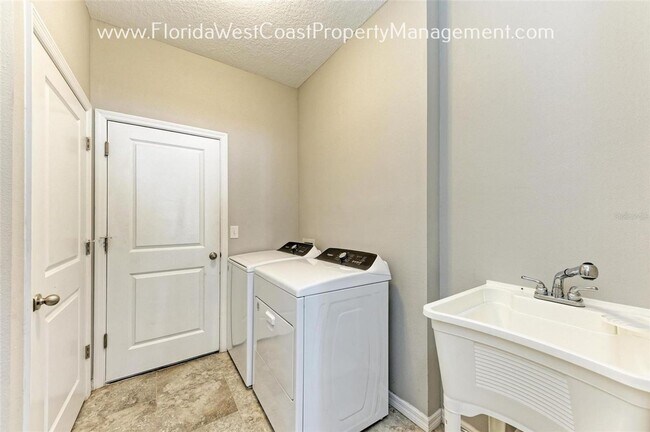 Building Photo - GORGEOUS DEL TIERRA HOME WITH FENCED YARD! 3 BED/2 BATH AMAZING KITCHEN! MAY MOVE IN !