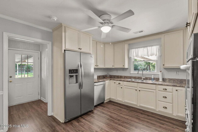 Building Photo - Beautiful 3 Bedroom, 2 Bath Home -135 Yate...