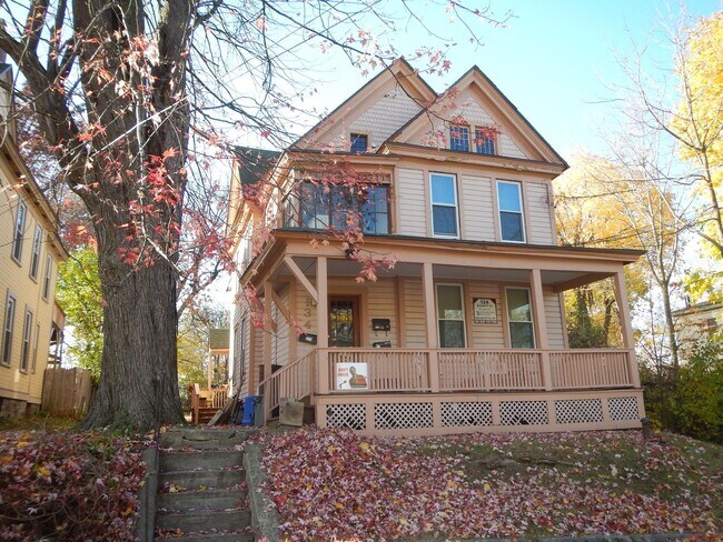 Building Photo - AVAILABLE 6/1/2026 Beautiful First Floor A...