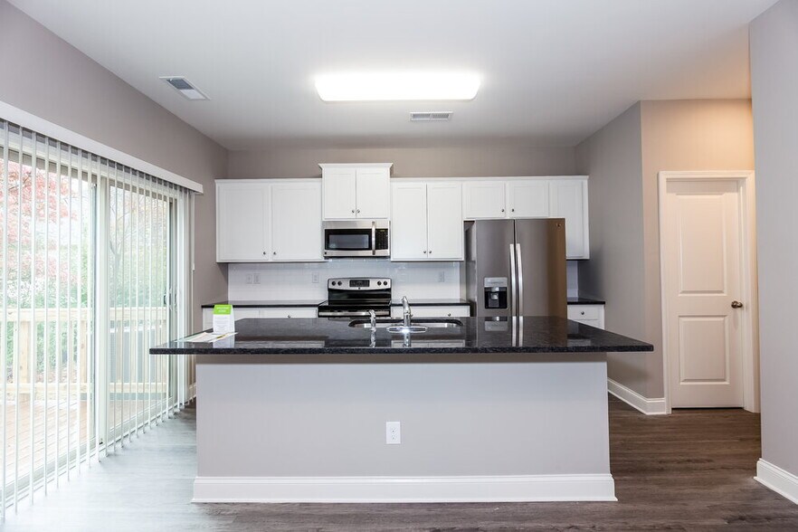 Building Photo - 421 Breezewood Dr
