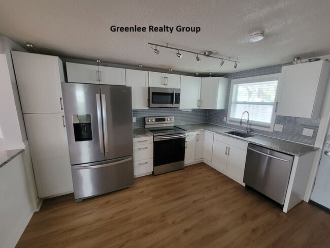 Building Photo - Walk to Downtown New Port Richey – Updated 2 Bed / 1 Bath Duplex!